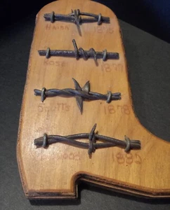 Vintage 1800er Arten Stacheldraht Wand Display Rustikal Holz Stiefel Kunst - Bild 1 von 7