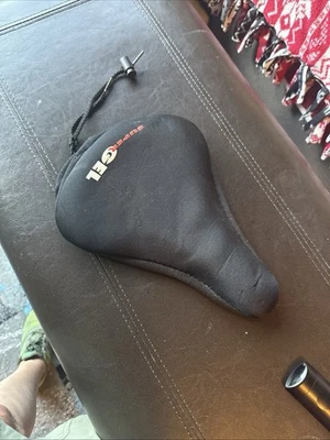 Cubierta de asiento/sillín de bicicleta Super Gel, negra, cierre de cordón Foto 1 de 4