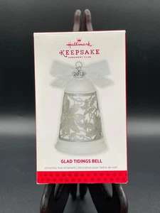 Campana Hallmark Keepsake Glad Tidings 2013 porcelana blanca y metal nueva - Imagen 1 de 6