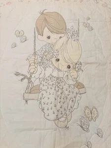 Precious Moments Kinderzimmer Steppdecke Panel Junge & Mädchen auf Schaukel weiß & pastellfarben 44x33 - Bild 1 von 5