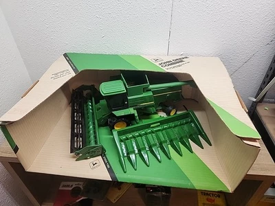 John Deere TITAN II Combine 6620 7720 8820 1:24 NICE Ertl Diecast NIB 16 - Image 1 of 4