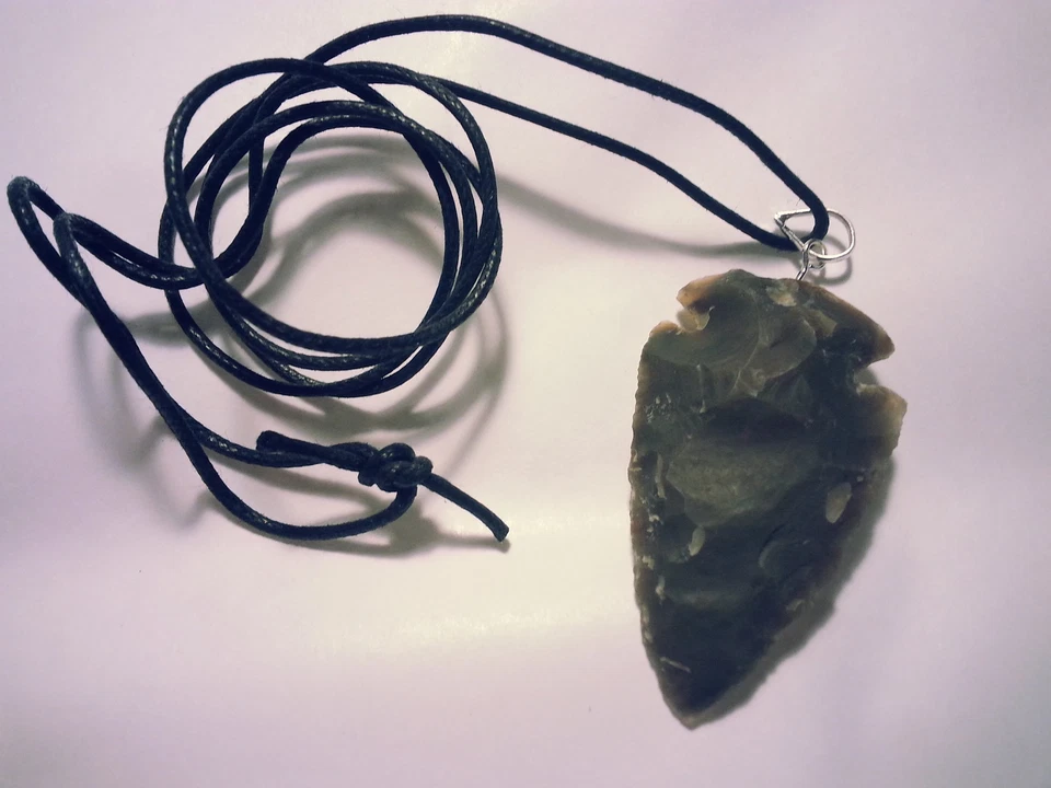 Indianer Pfeilspitze Anhänger mit Kordel punta freccia pointe fleche flecha