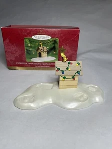 Hallmark Keepsake Ornament Woodstock On Doghouse Display - Picture 1 of 3