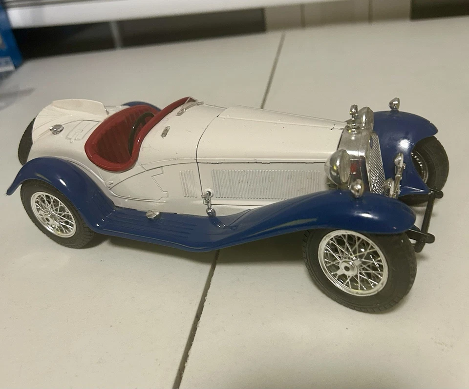 ALFA ROMEO 2300 SPIDER 1932 - Fundición a presión escala 1/18 - Color blanco y azul - BURAGO Foto 1 de 4