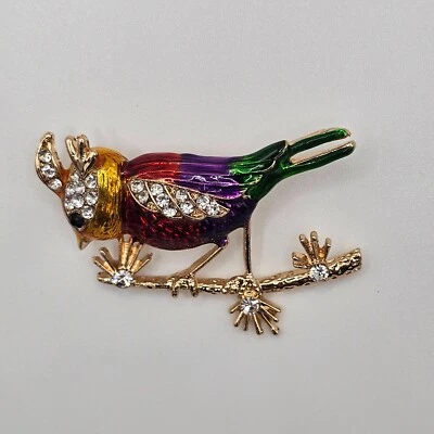 BETSEY JOHNSON ESMALTE DORADO CRISTAL TROPICAL MULTICOLOR PÁJARO EN UNA RAMA DE ÁRBOL PIN  Foto 1 de 2