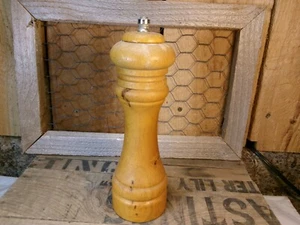 Vintage Chef Specialties Wooden Pepper Mill ~ Salt Shaker - Picture 1 of 6