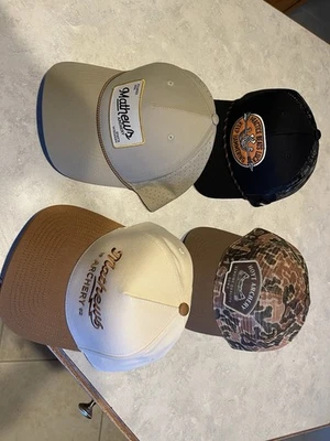 Sombreros, chaleco y chaqueta Mathews And Hoyt Foto 1 de 4