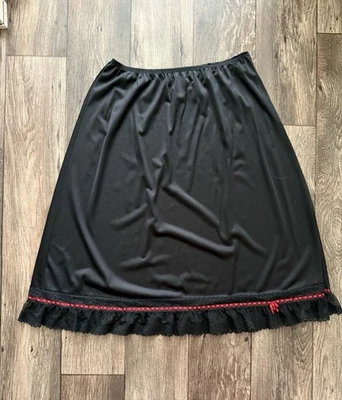 Vintage JC Penney Lindo Cetim Preto Meio Deslizamento Acabamento de Renda Detalhe de Fita Vermelha G - Imagem 1 de 4