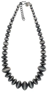 Collar de cuentas de plata esterlina graduado hecho a mano por la artista navajo Rose Martin - Imagen 1 de 3
