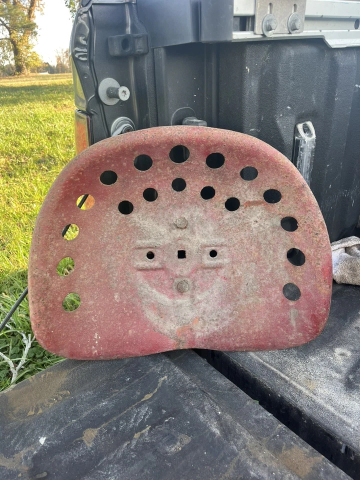 Antiguo asiento de tractor de metal para tractor de campo granero granja decoración de pared oxidada  Foto 1 de 3
