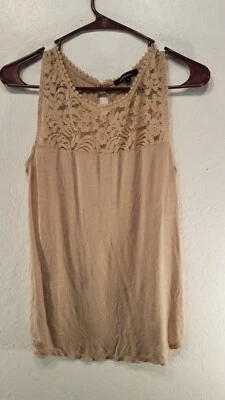 Blusa Ambiance (S) bronzeada. Sem mangas. Renda na parte superior. Parte inferior cônica. Lisonjeiro. - Imagem 1 de 4