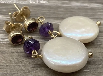 Pendientes colgantes de oro amarillo de 14K con cuentas púrpuras y perlas redondas de 1,25" 3,11 g Foto 1 de 4