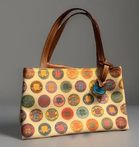 Sacoche sacoche collection médaillon Dooney & Bourke 2007 Tiney East West 8"x5" - Photo 1/8