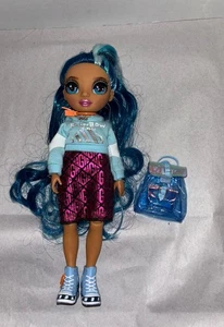 "Muñeca Rainbow High Junior High Skylar Bradshaw 9,5"" pelo azul" - Imagen 1 de 7