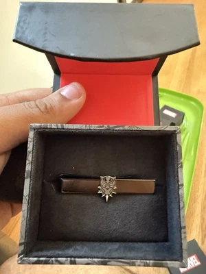 Clipe de gravata Pantera Negra da Cufflinks.com item da marca Marvel - Imagem 1 de 2