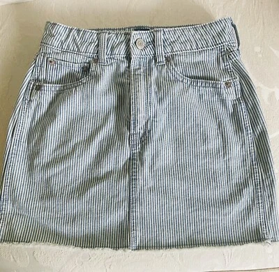 Minifalda vaquera a rayas azul/blanco Gap para niña talla 14 100 % algodón, dobladillo deshilachado Foto 1 de 4