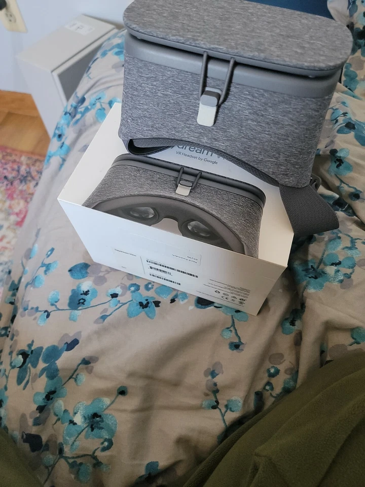 Google Daydream View VR Headset - Slate - Image 1 of 1