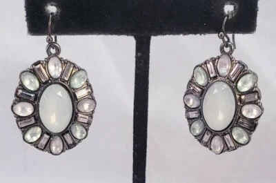 Pendientes colgantes grandes ovalados de cristal de ópalo sintético con tachuelas tono plata oscuro Foto 1 de 4