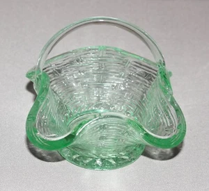 Cesta de vidrio verde claro vintage pequeña 3 1⁄2"" x 3 1⁄2"" Taiwán ¡Bonita! - Imagen 1 de 8