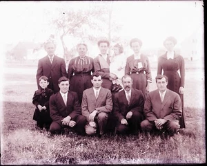 ANTIQUE GLASS NEGATIVE FC PHILPOT, LIMERICK ME. FAMILY PHOTO?? - Picture 1 of 4