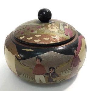 Caja o plato de baratija con tapa de madera pintado a mano Perú arte popular pequeño vintage - Imagen 1 de 9