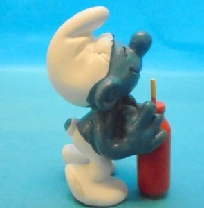 20057 DURSTIGER Schlumpf : Nr. 8 Flasche hart hellrot Halm dünn SCHLEICH - Bild 1 von 3