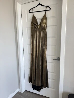 Vestido largo metálico dorado de lujo Foto 1 de 4