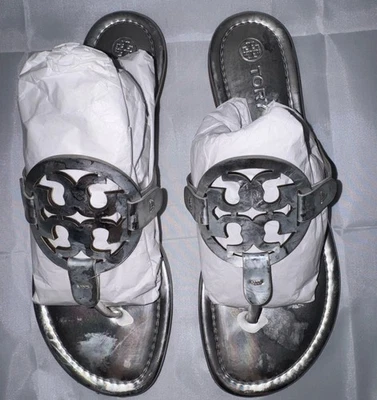 Tory Burch - Sandalia Tanga Miller Mujer Charol Plateado Metálico Talla 8.5 Foto 1 de 4