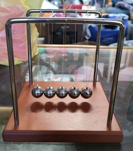 Péndulo de bolas oscilantes Newton's Cradle para relieve y decoración 7x6x7" Tai Chung 2016 - Imagen 1 de 7