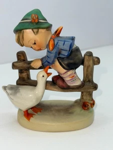 Estatuilla de colección HUMMEL GOEBEL GRANERO HÉROE 195 2/0 TMK 4 niño y ganso o pato - Imagen 1 de 7
