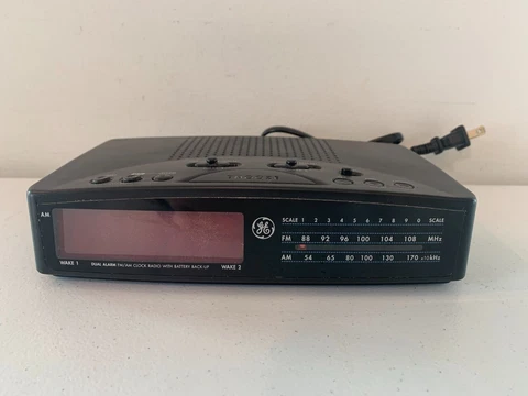 Vintage General Electric GE Digital Dual Alarm Clock AM / FM Radio Mod. 7-4825A Cover