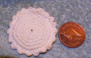 #D631.   CROCHET PENNY SIZE COIN HOLDER - Bild 1 von 2