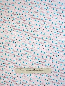 Tela de Navidad - Árboles azules de Feliz Navidad y palabras en blanco - Stop de algodón YARDA - Imagen 1 de 1