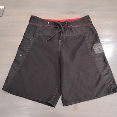 Pantalones cortos de baño Ocean Current para hombre talla 34 negros con costuras rojas Foto 1 de 4