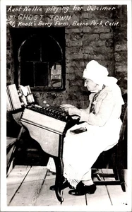 Postkarte Tante Nellie spielt Hackbrett Geisterstadt Knoten Beerenfarm RPPC verschickt - Bild 1 von 2