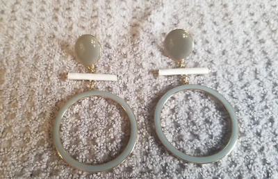 全新 WOT Park Lane 灰色和白色珐琅穿孔抽象吊坠耳环 — 第 1/4 张图片