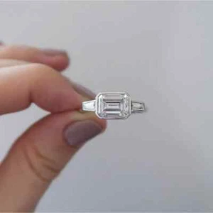Juego de 3 anillos de moissanita de corte esmeralda de piedra con bisel de plata esterlina de este a oeste - Imagen 1 de 2