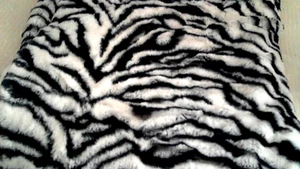 Chal/envoltura de piel sintética con estampado de animales 25"" x 66"" respaldo liso sin revestimiento de dobladillo - Imagen 1 de 3