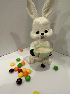 MCM DE COLECCIÓN Cerámica Tienda Conejito de Pascua Sosteniendo Huevo 7’ Kitsch Raro Antropomórfico - Imagen 1 de 9