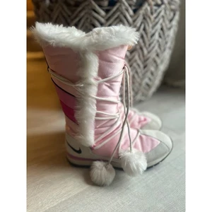 Vintage Nike rosa weiß Kunstfellbesatz hohe Schneestiefel Damen 9,5 sportlich Winter - Bild 1 von 11
