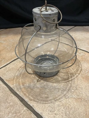 El artículo de linterna redonda de vidrio y metal mide aproximadamente 8 pulgadas de ancho x 8 pulgadas de alto Foto 1 de 3