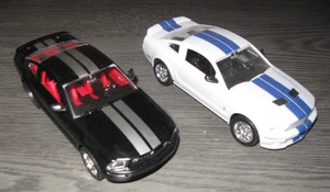 2- FORD MUSTANGS OLDTIMER GEBAUTE MODELLAUTOS - Bild 1 von 8
