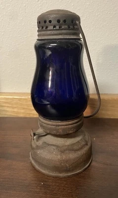 Linterna de patinador vintage de los años 1890 con globo de vidrio azul cobalto Foto 1 de 4