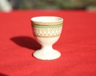 coquetier ancien an porcelaine avec une jolie frise