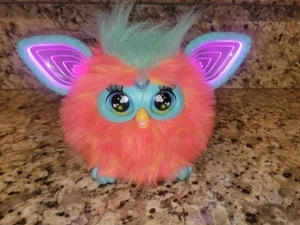 Furby Koralle interaktives sprechendes Plüschtier Hasbro 2023 getestet - Bild 1 von 3