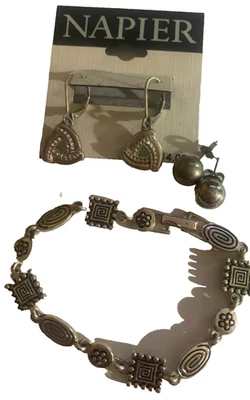 Juego de joyas Napier tono plata: lote de pulsera y dos pares de pendientes Foto 1 de 4