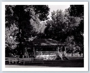 Asientos en parque en el medio oeste en la década de 1960 - foto original de 5""x4 - Imagen 1 de 1