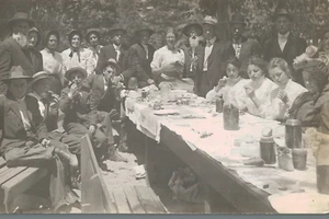 VIntage Postkarte-Menschenversammlung für Essensverkostung Picknick, 1910 - Bild 1 von 2
