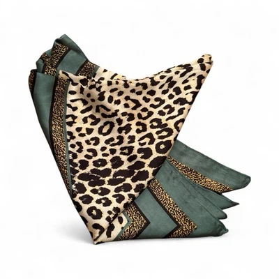 Cachecol de cetim sedoso com estampa de leopardo borda verde estampa de animal luxo silencioso chique macio - Imagem 1 de 4