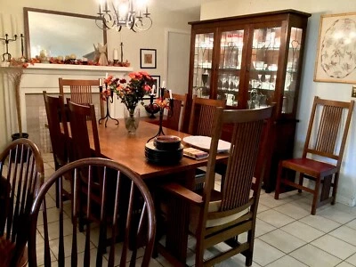 Mesa de comedor Stickley Mission genuina de roble/China Hutch, 2 capitanes, 8 sillas laterales Foto 1 de 4
